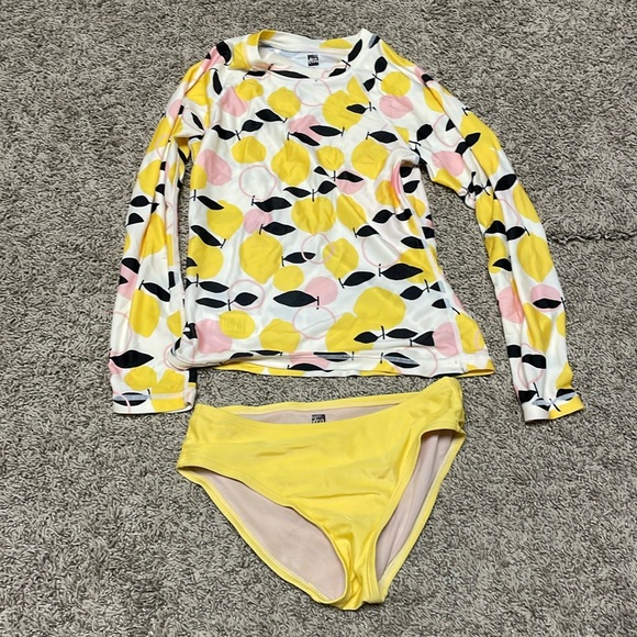 Two piece swimsuit - Picture 1 of 3